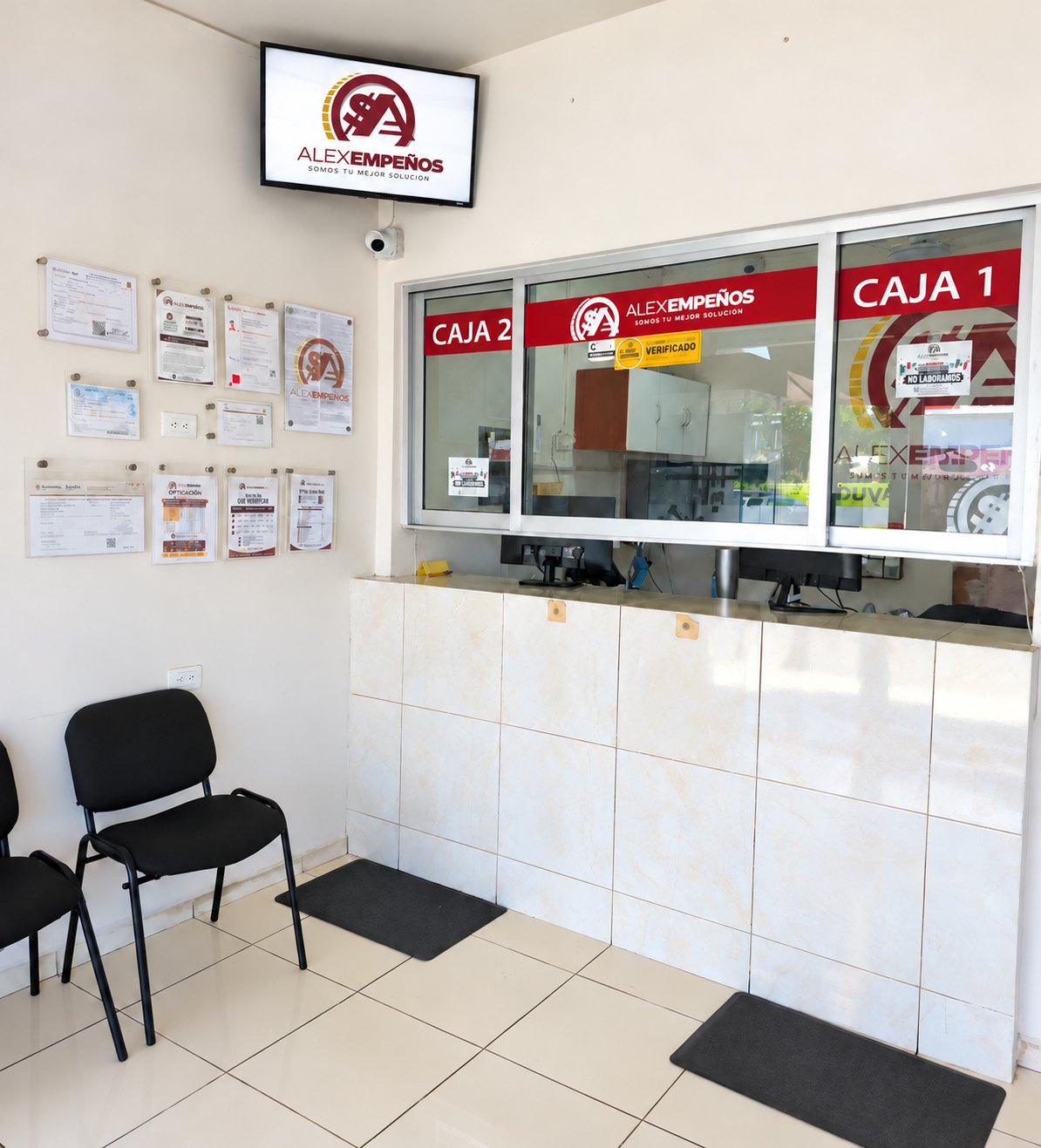 Interior de la sucursal María Luisa: cajas de atención y sala de espera